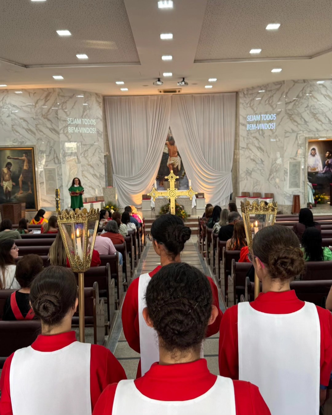 Santa Missa na Paróquia Santíssima Trindade — celebração com coroinhas e lanternas litúrgicas